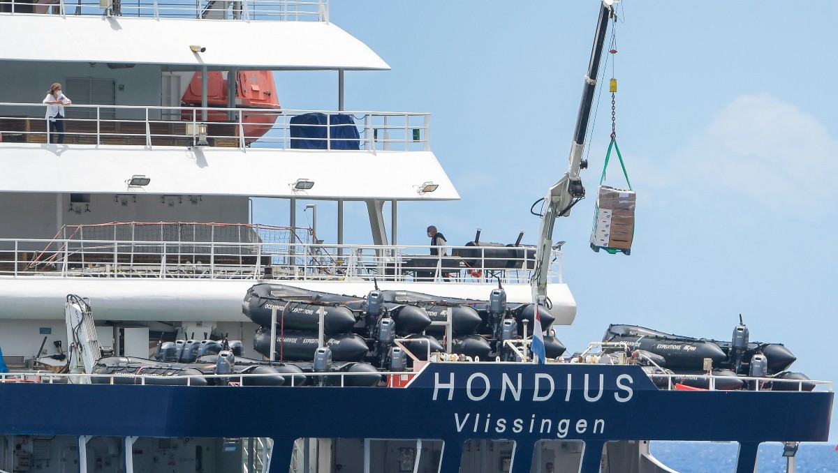 El crucero MV Hondius recibe provisiones de un barco en el puerto de Granadilla de Abona. | AFP