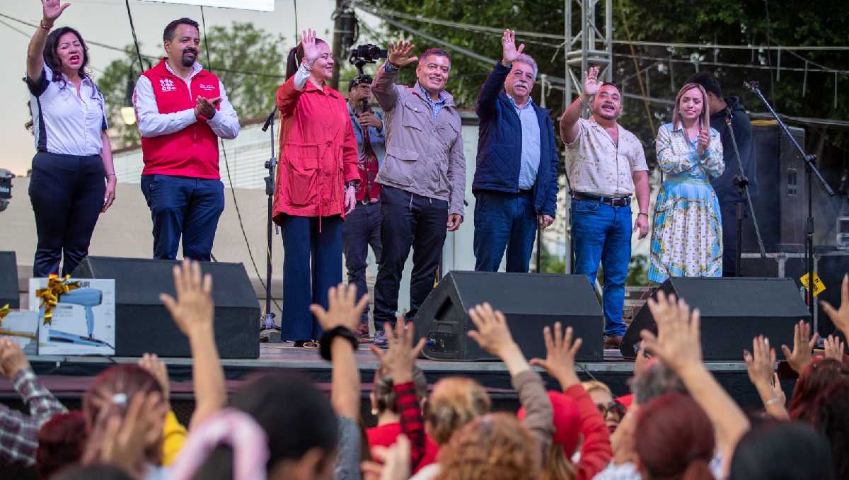 David Sánchez elogió la labor de su esposa al frente del DIF de Coacalco. | Foto: Especial