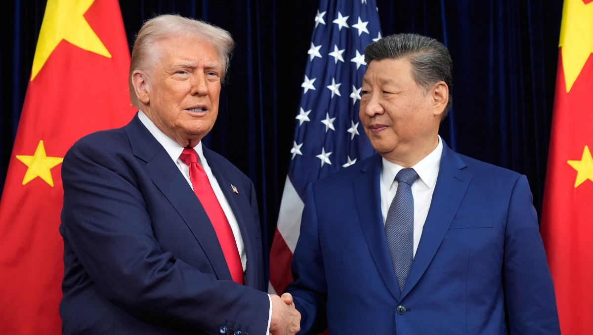 Donald Trump con el presidente chino Xi Jinping en el Aeropuerto Internacional Gimhae en Corea del Sur, el 30 de octubre del 2025. | AP