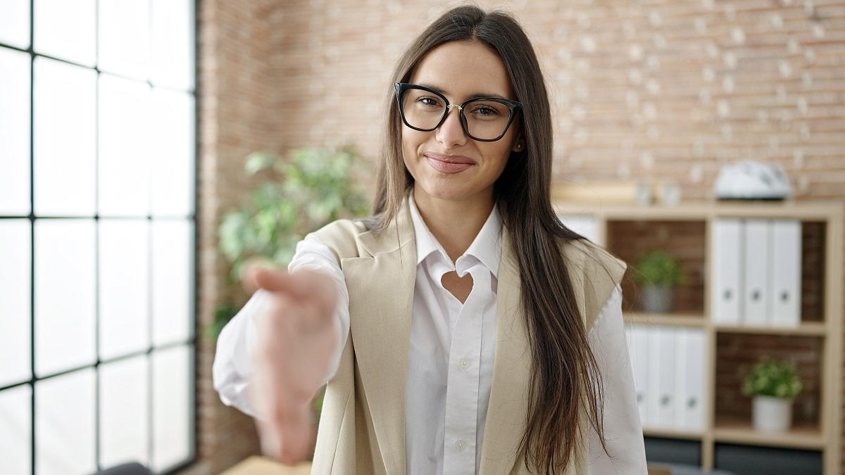 Es muy importante que se desarrollen en habilidades prácticas, como trabajo en equipo y comunicación. (freepik.es)