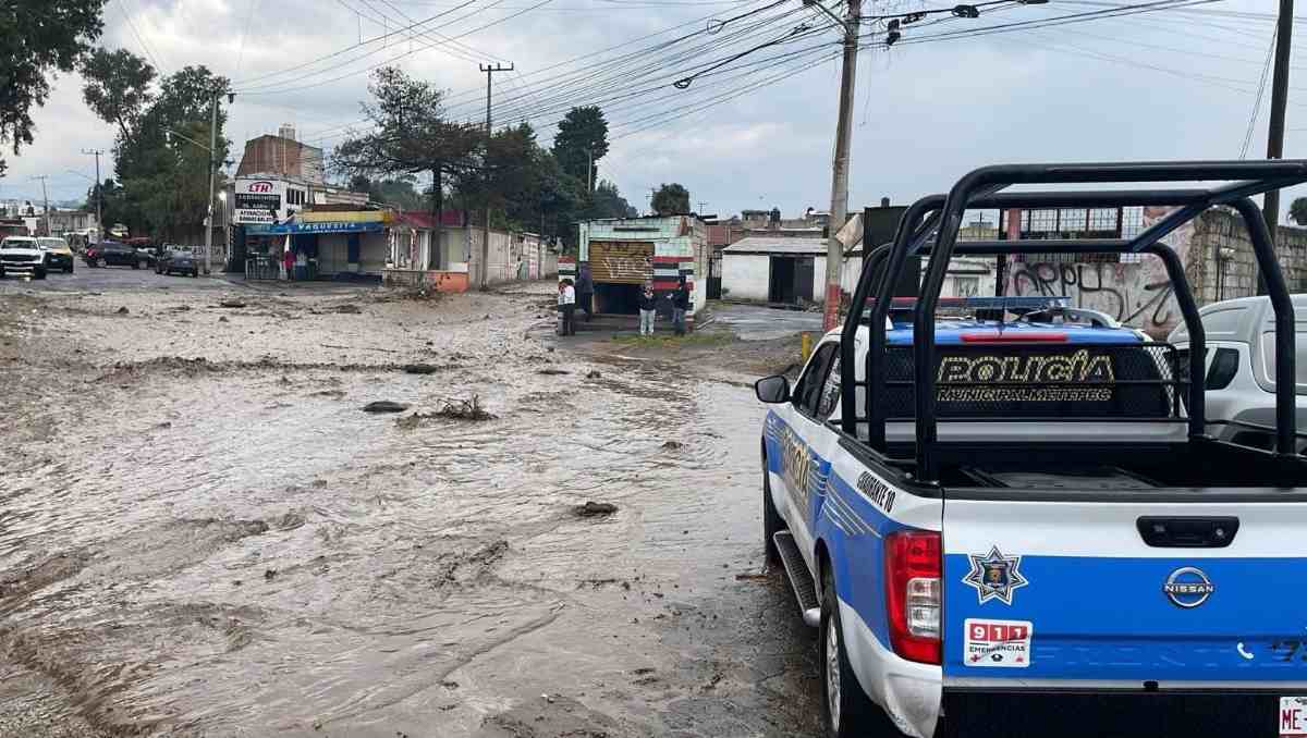El Arenal y Xinantécatl se desbordaron tras intensas lluvias, causando afectaciones en calles y viviendas. Foto: Especial