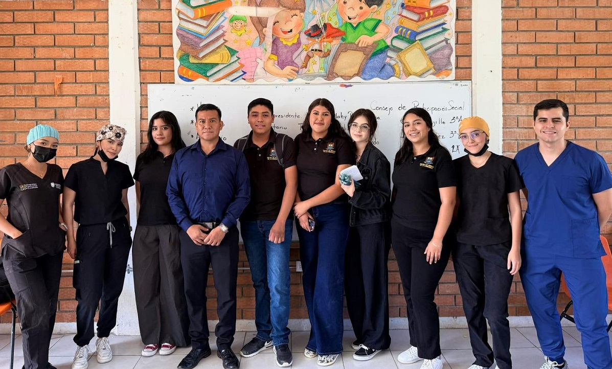Bernardo Hernández junto a alumnos y docentes quienes participan en las jornadas de salud. (Cortesía)
