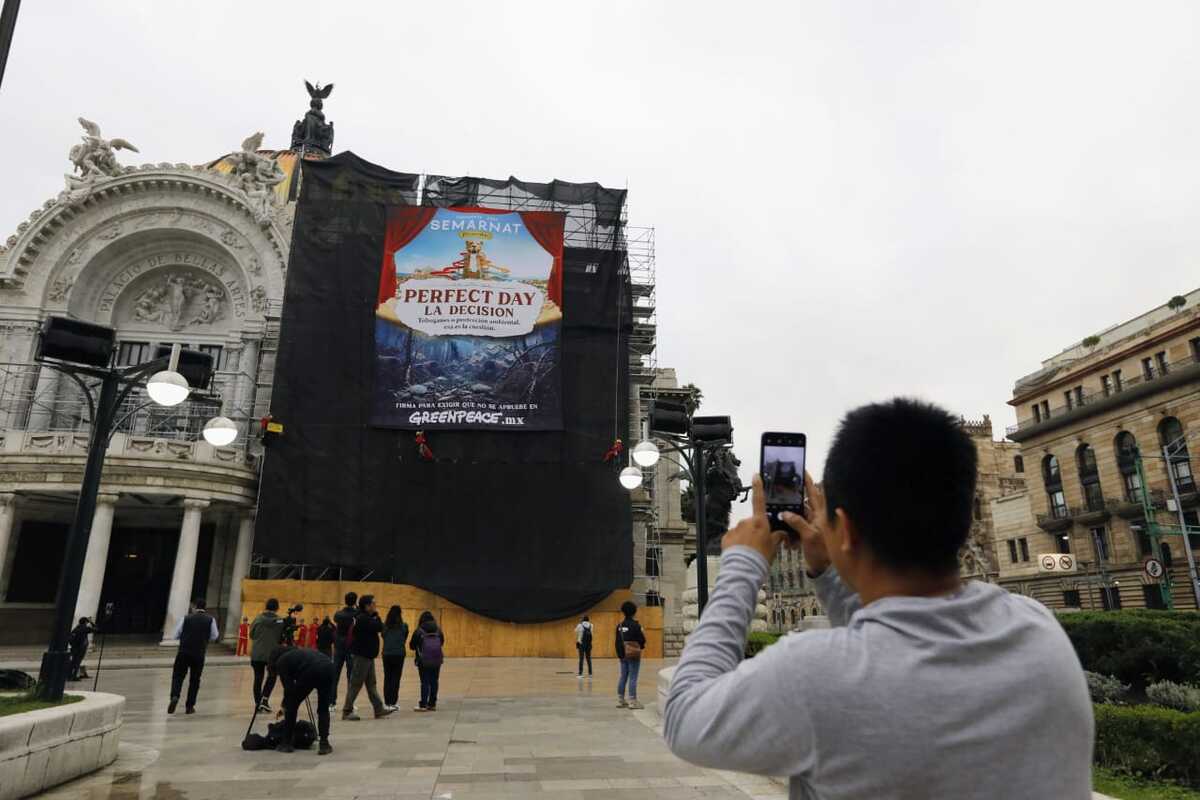 Greenpeace desplegó una manta frente a Bellas Artes contra el proyecto 'Perfect Day'. | Foto: Fanny Miranda