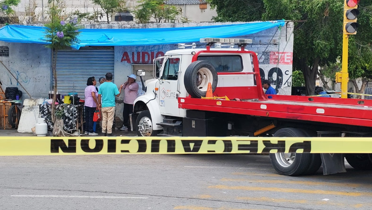 Grúa invade zona peatonal y arrolla a comerciante de alimentos en Tehuacán | Vía Carolina Espinosa