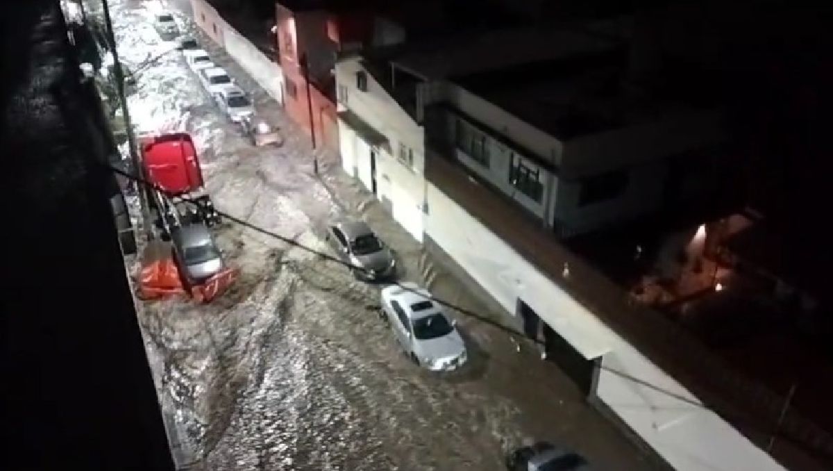 Habitantes de Naucalpan reportaron que el Río Hondo se desbordó tras las intensas lluvias. | Foto: Especial