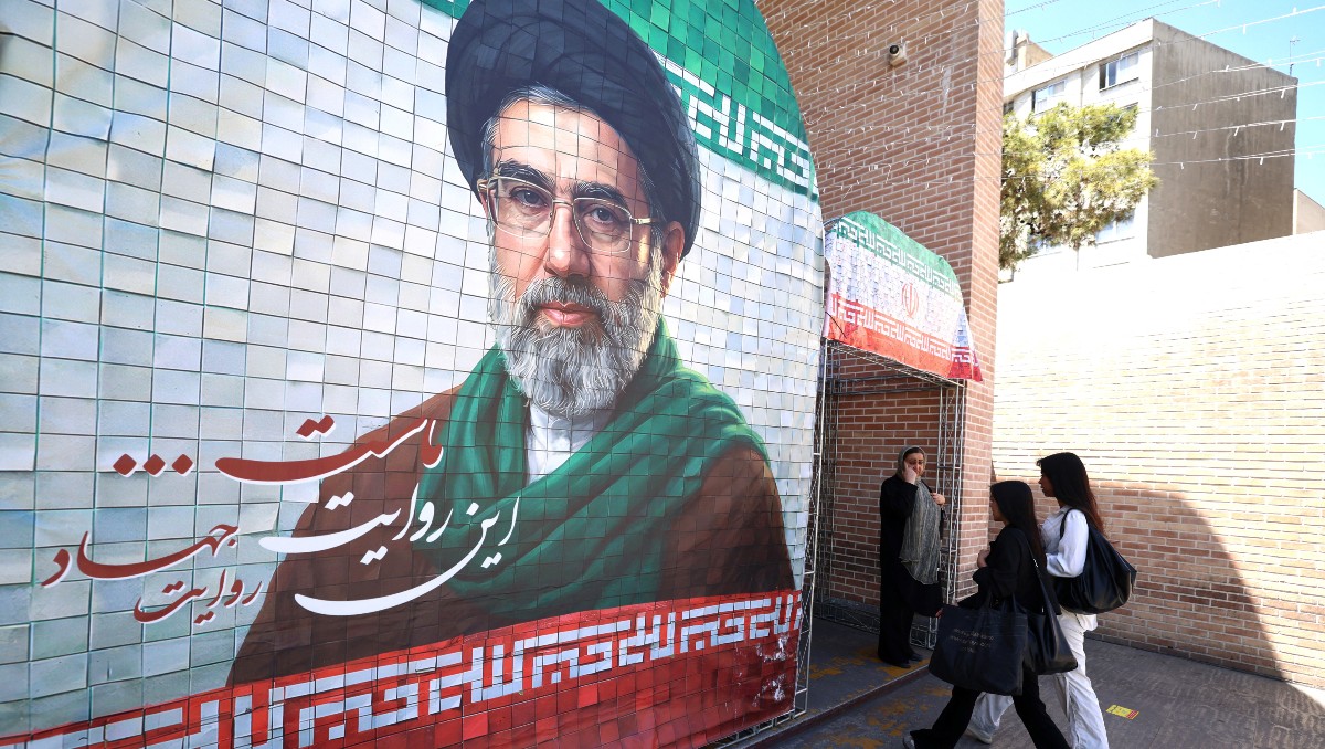 Imagen en mosaico del actual líder de Irán, el ayatolá Mojtaba Jamenei. | AFP