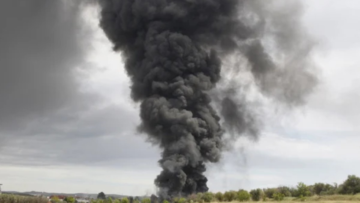 León: incendio en fábrica de plásticos moviliza a cuerpo de emergencia | Especia