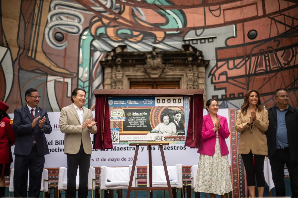 Mario Delgado presentó el billete conmemorativo de la Lotería Nacional por el Día del Maestro. | Especial