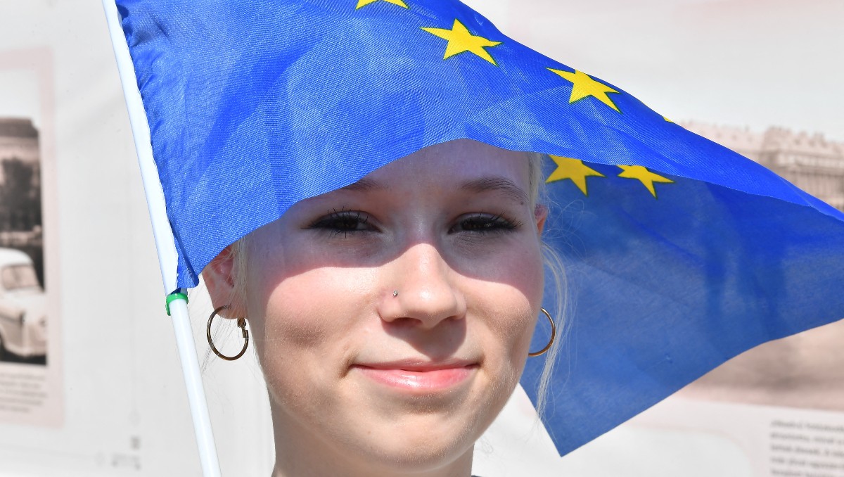 Mujer con bandera de la Unión Europea. | AFP