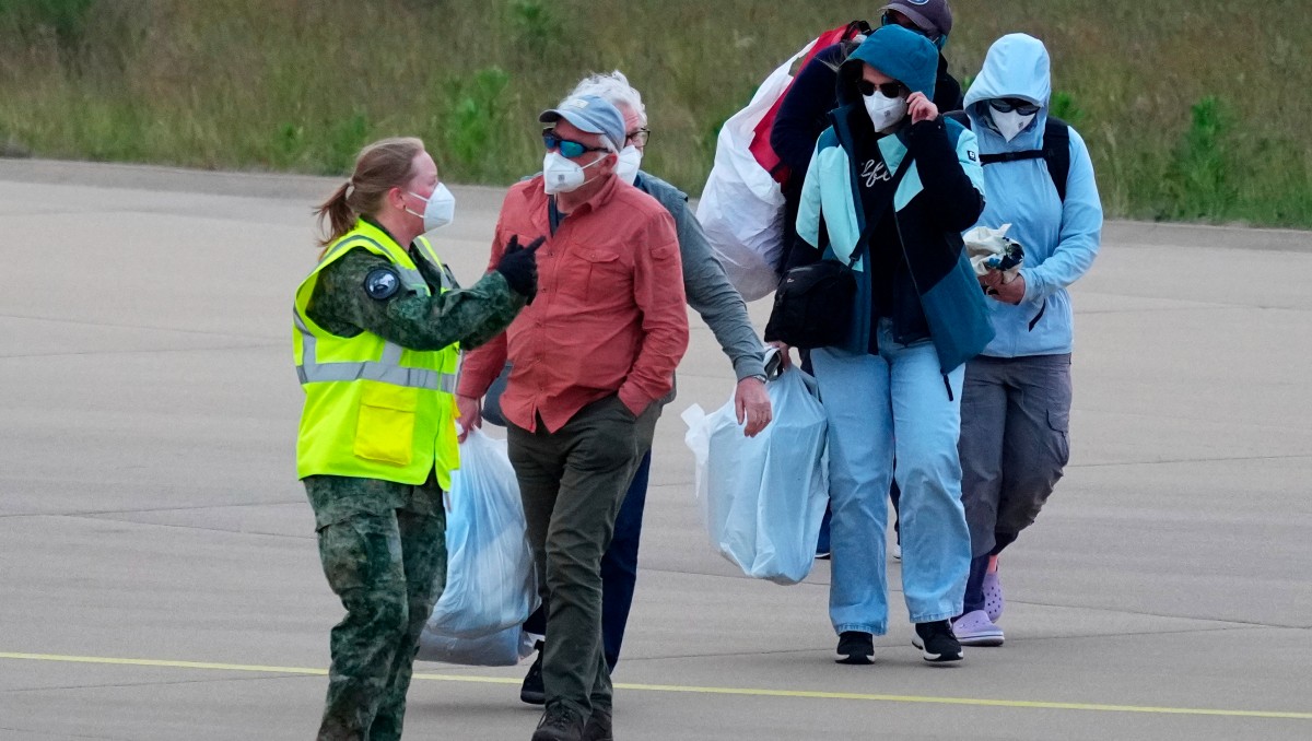 Los pasajeros evacuados del crucero MV Hondius, afectado por el hantavirus, llegan al aeropuerto de Eindhoven, Países Bajos. | AP