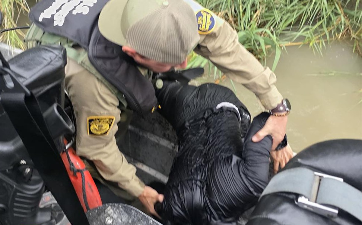 Patrulla Fronteriza de Laredo evita tragedia durante cruce irregular. | Redes