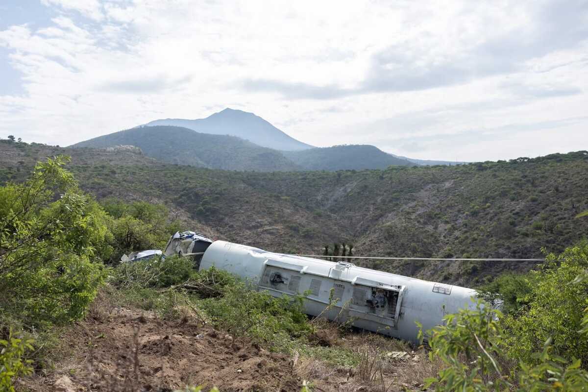 Pipa cargada con combustible volcó en la carretera Zimapán–Tasquillo. (Cortesía)