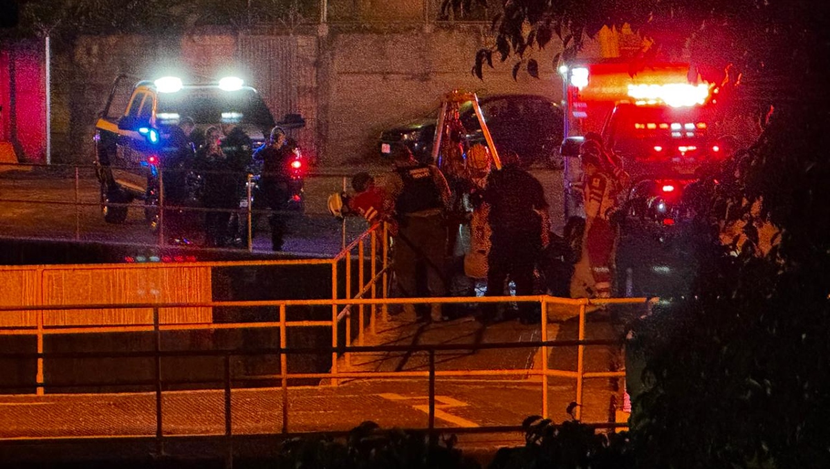 Protección Civil y Bomberos de Guadalajara realizaron el rescate del hombre que ya tenía hipotermia debido al tiempo en el agua (Foto: Usi Toledo)