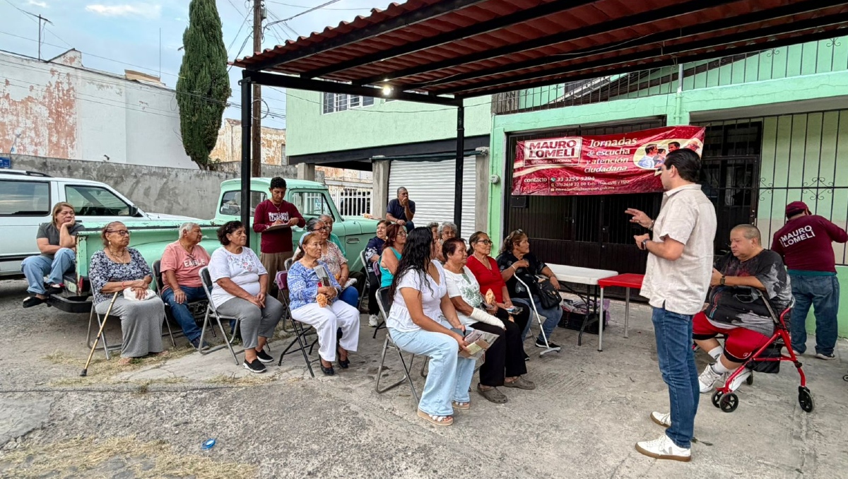 El regidor Mauro Lomelí atendió las quejas de vecinos de las colonias La Tuzanía y Miguel Hidalgo (Foto: Cortesía)