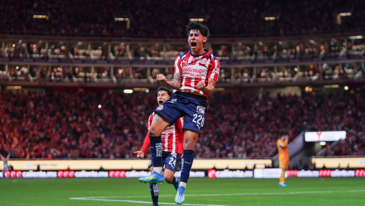 Santiago Sandoval ganó la confianza de Gabriel Milito para hacerse de un lugar en Chivas (Imago7)