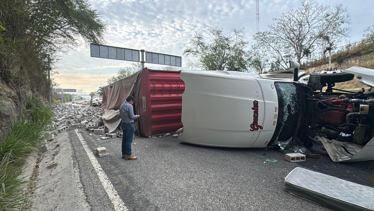 El tráiler cargado con bloques de concreto volcó en la bajada del Puente Tampico, provocando cierre parcial de la vialidad