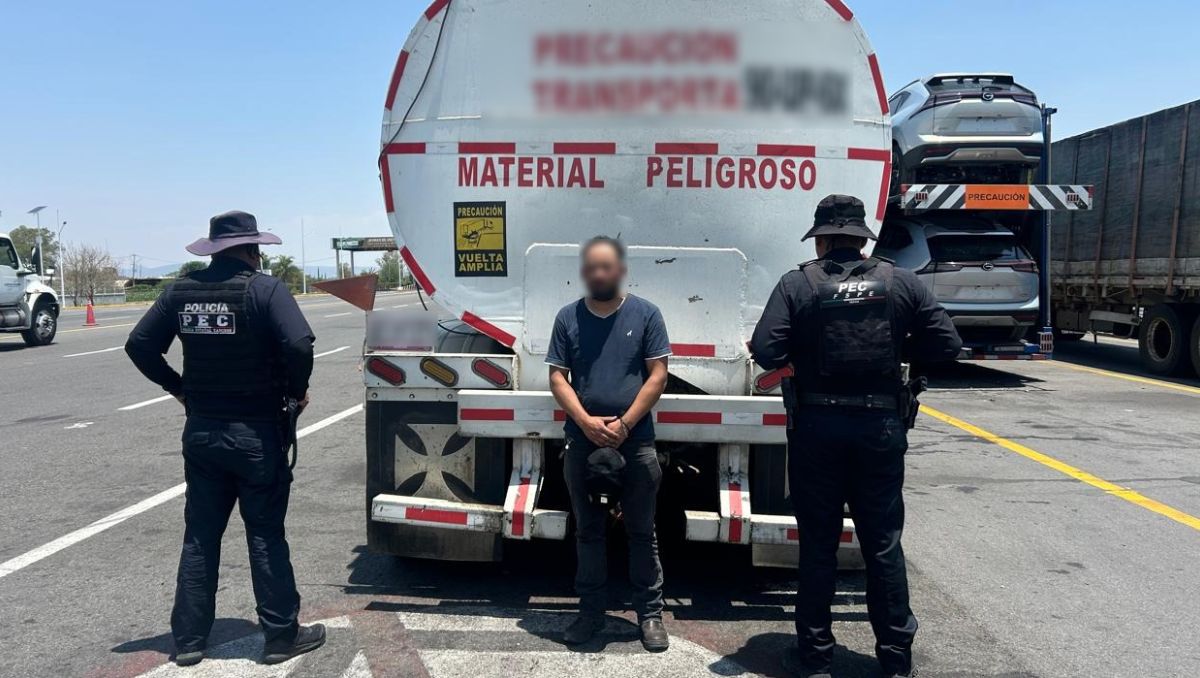 Aseguran tractocamión con 42 mil litros de hidrocarburo en carretera Salamanca–Morelia
