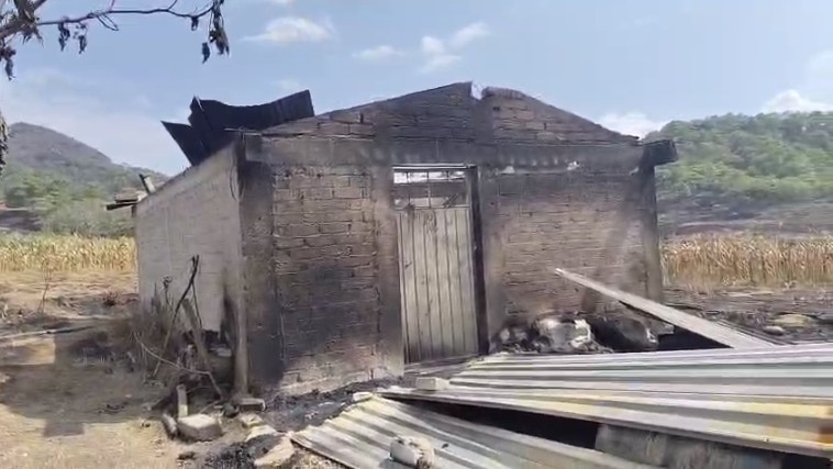Más de 23 casas fueron incendiadas y algunas todavía desprenden humo. | Foto: Especial