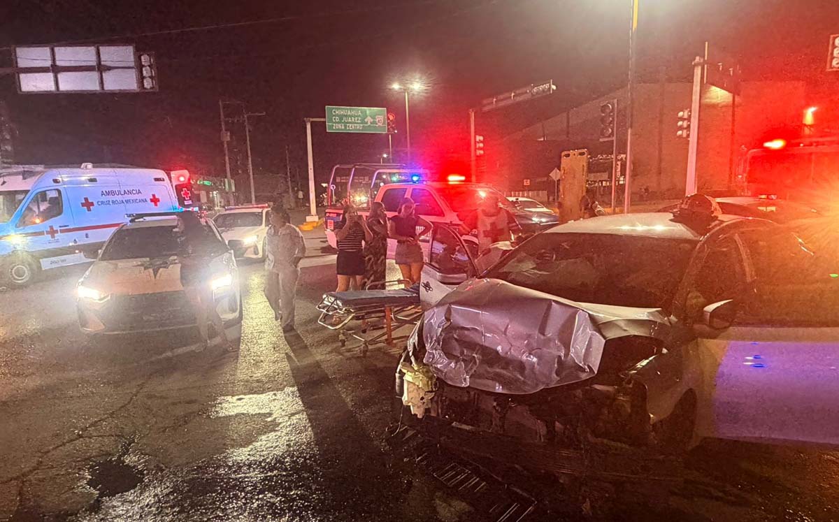 Conductor ignora semáforo y choca en Gómez Palacio. | Foto: Especial