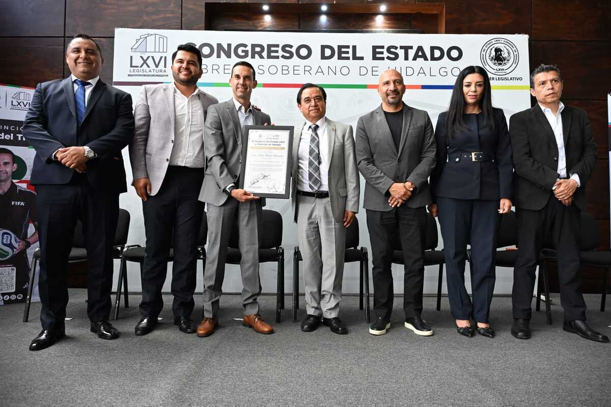 Congreso de Hidalgo reconoce al árbitro César Ramos con “La Mina del Tiempo”. (Cortesía)
