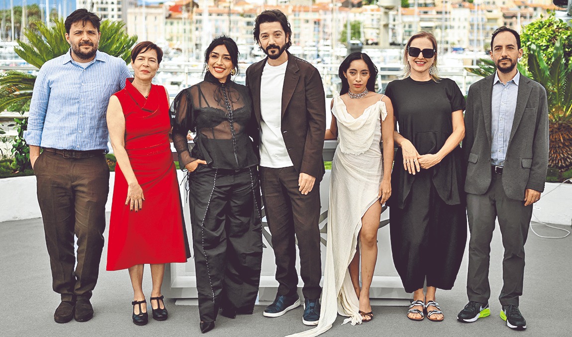 El director con su elenco en la alfombra roja de su película / Reuters