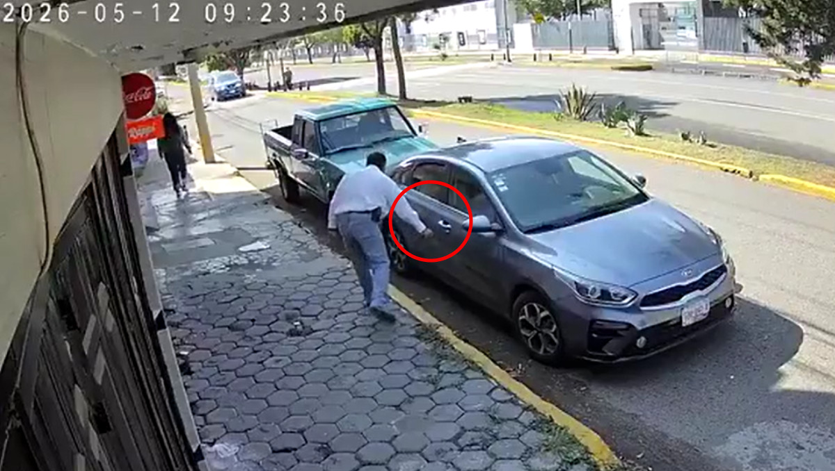 Hombre raya auto de estudiante por estacionarse en su negocio en CU | Especial