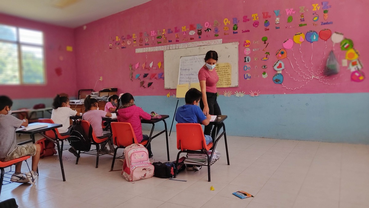 Maestra camina entre derrumbes y ríos para no abandonar a sus alumnos en Hidalgo. (Víctor Valera)