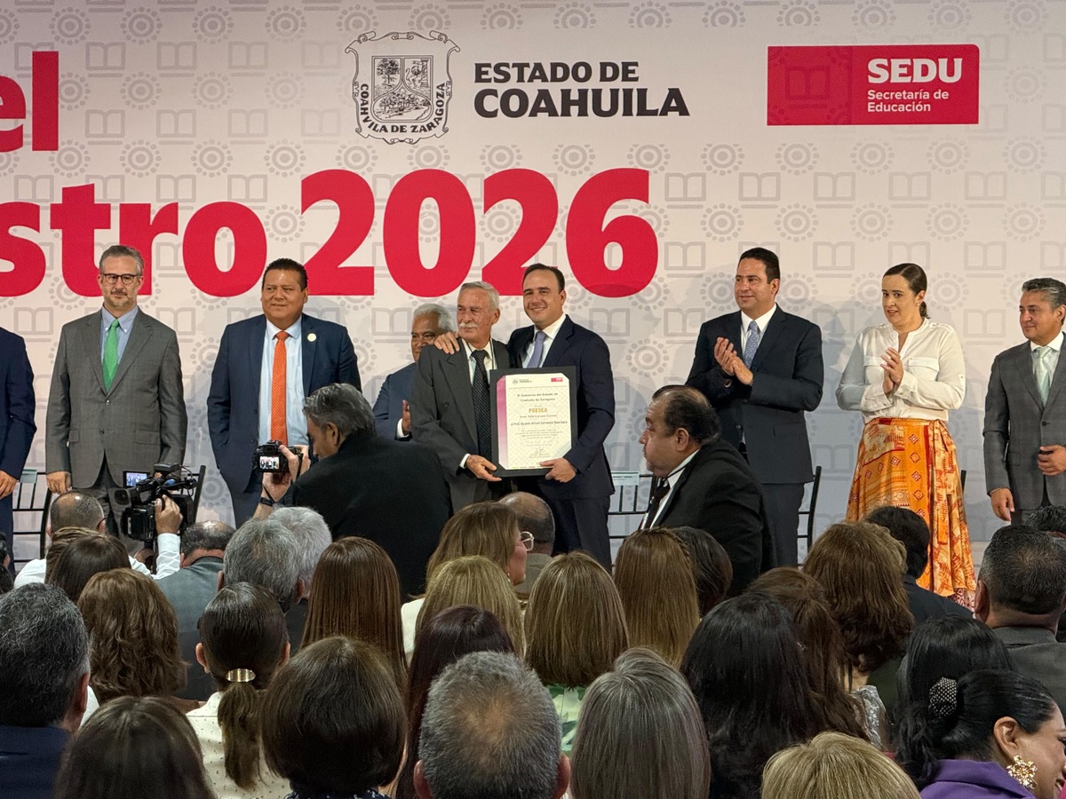 Más de 300 maestras y maestros de la Sección Quinta recibieron preseas por 30, 40 y 50 años de trayectoria educativa en ceremonia.| Especial.