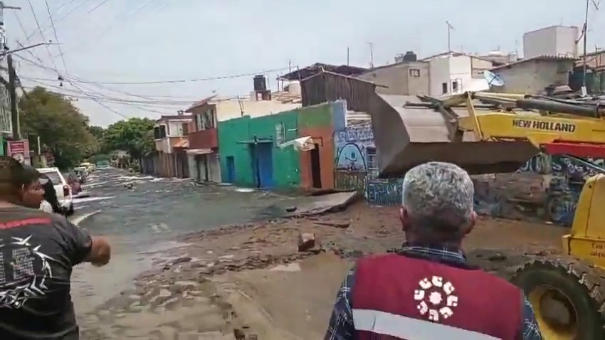 Megafuga de agua potable en calles de la colonia Lomas Estrella. | Especial