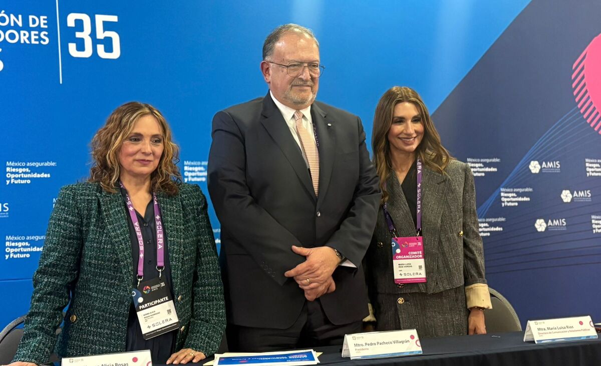 Pedro Pacheco, presidente de la AMIS y Norma Alicia Rosas, directora general: Foto: Jordan Saucedo