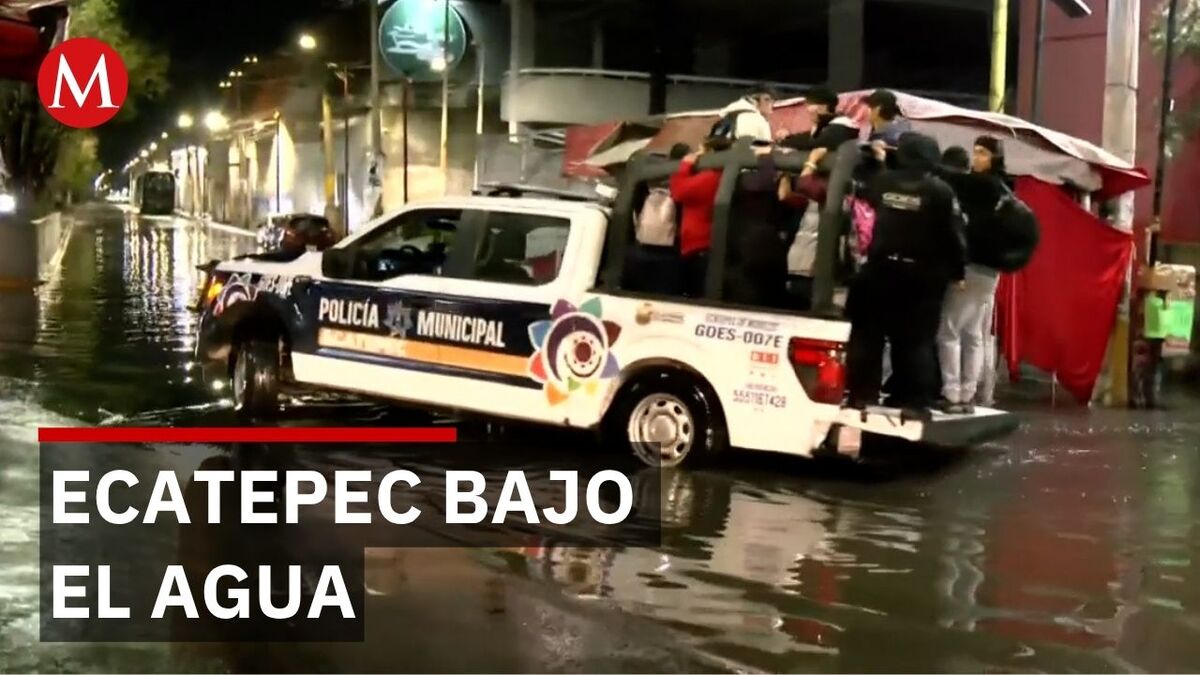 Policías de Ecatepec trasladan a familias afectadas por las inundaciones