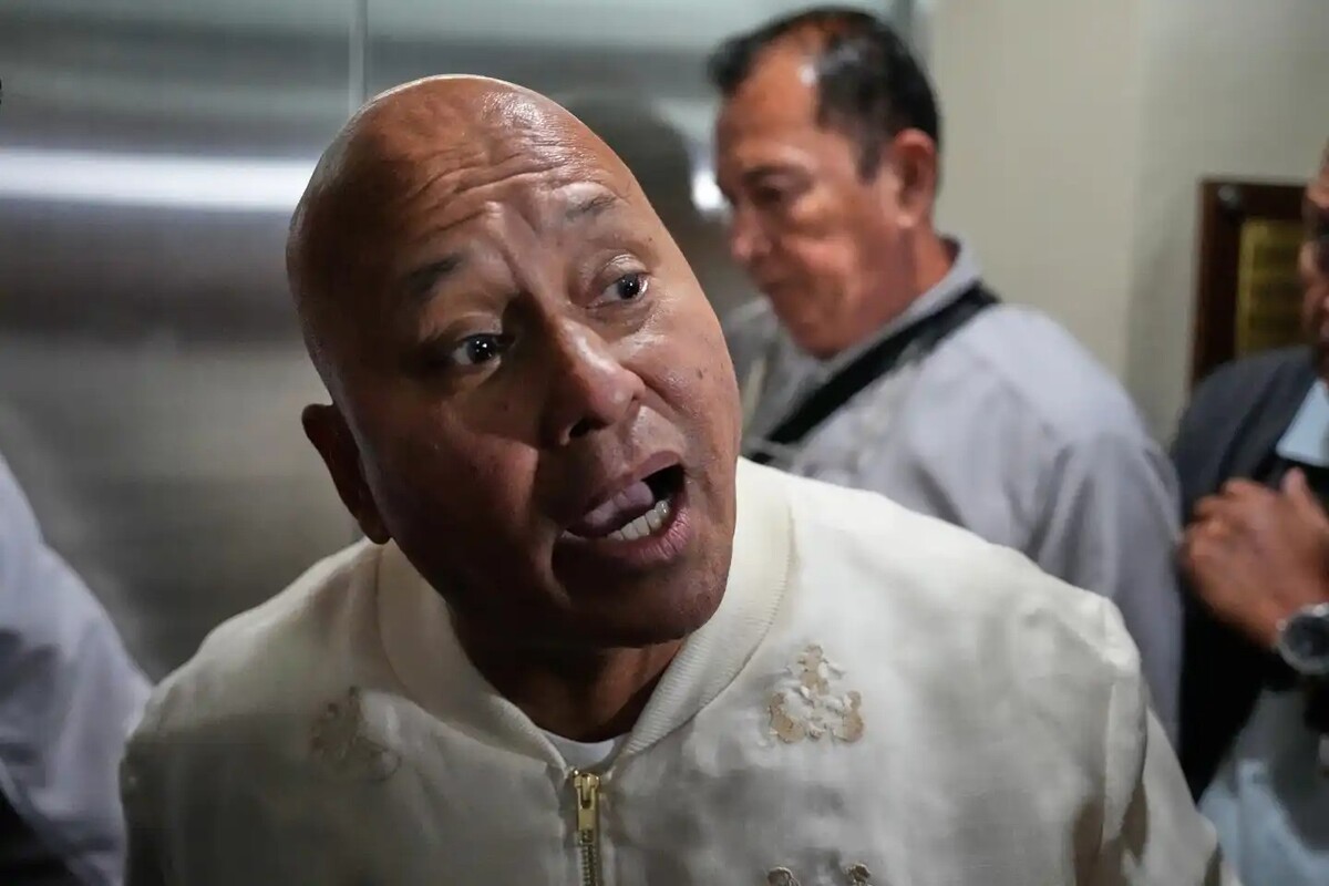 Ronald dela Rosa permanece dentro del Senado filipino mientras enfrenta acusaciones por crímenes de lesa humanidad. | AP