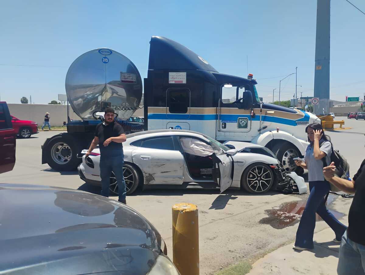 Tráiler causa choque múltiple con Porsche y camioneta en Gómez Palacio.| Especial.
