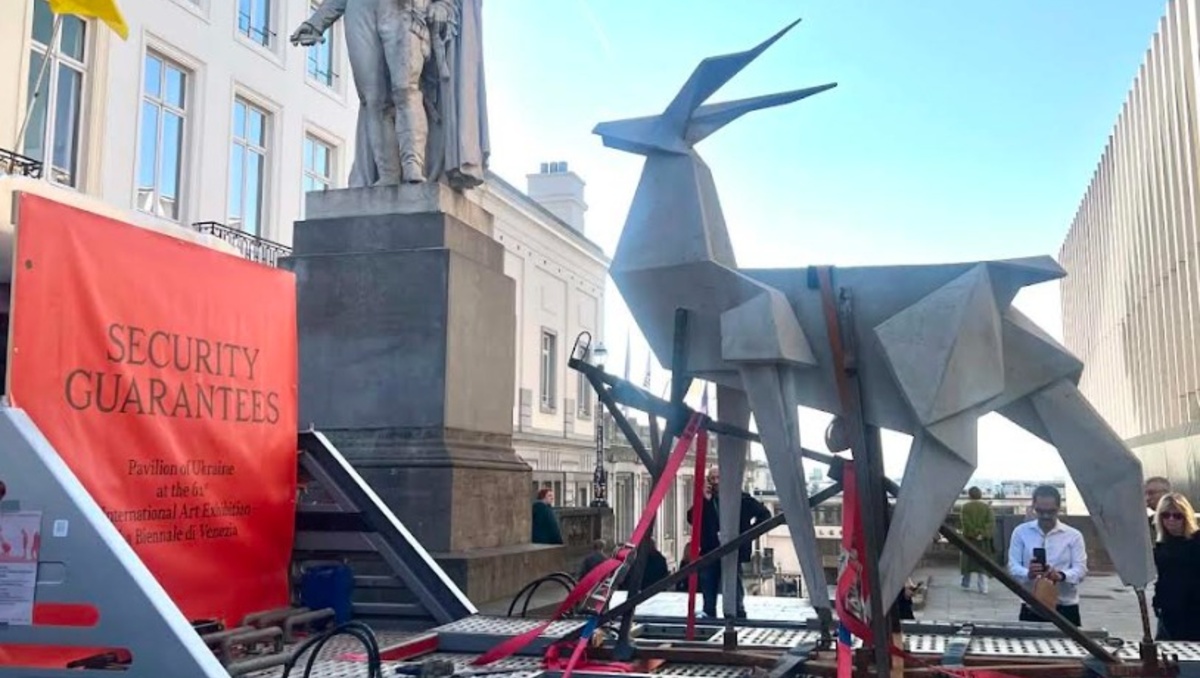 El venado de origami suspendido por una grúa que presenta Ucrania simboliza la fragilidad de los acuerdos de paz, dice la experta. | Especial