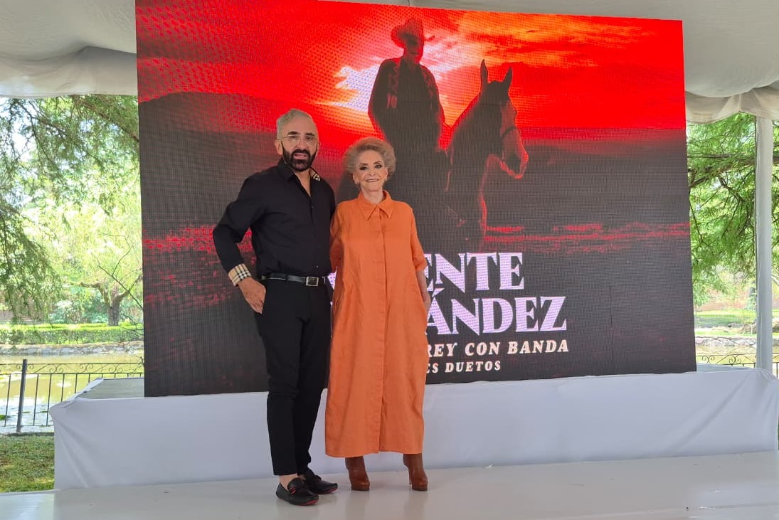Vicente Fernández Jr. y Doña Cuquita durante la presentación del disco homenaje, 'Tributo al Rey con Banda'. (Martha Calvillo)
