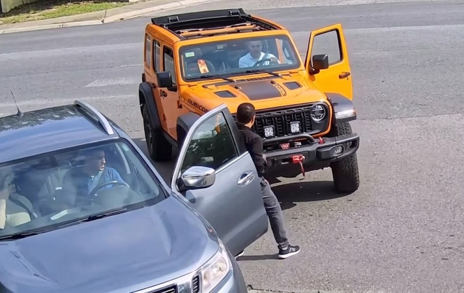 En el video logra apreciarse como la camioneta impacta al joven de entre 19 y 20 años. | Especial