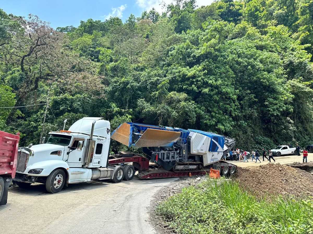 Con apoyo de una grúa y tras más de 36 horas, liberan carretera en la Sierra Otomí-Tepehua