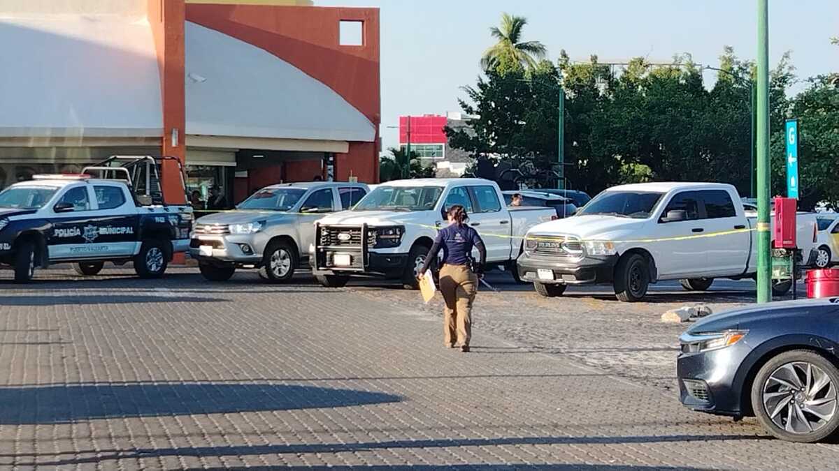 El automóvil fue abandonado en el estacionamiento de Plaza Caracol. (Cortesía)