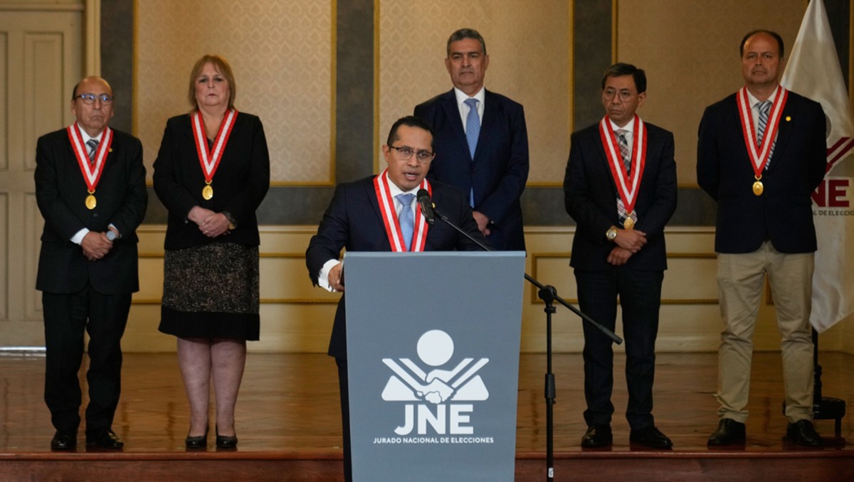 Autoridades electorales llevan contabilizadas el 99.982 por ciento de las actas de votación | Foto: AP