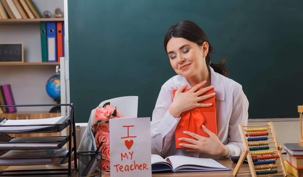 La carga de trabajo que llegan a tener los docentes de todos los niveles educativos perjudica a su salud mental. (freepik.es)