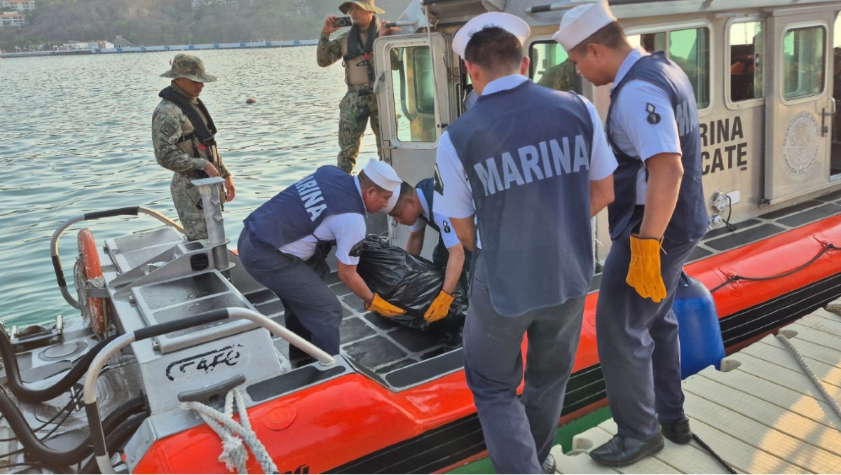 La droga fue localizada por la Semar mientras flotaba en el océano. | Foto: SSPC