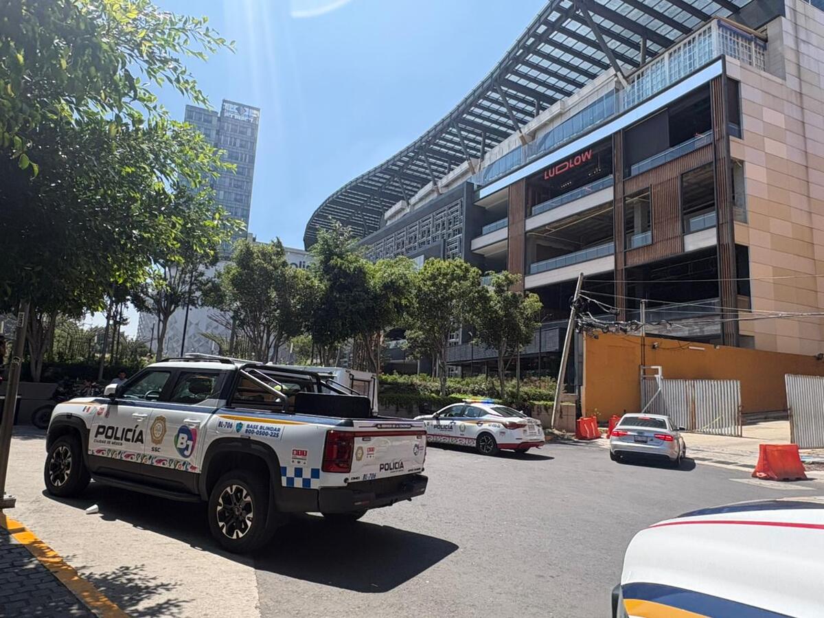 Elementos policiacos acordonaron la planta baja del establecimiento mientras paramédicos atendían al oficial lesionado. | Especial