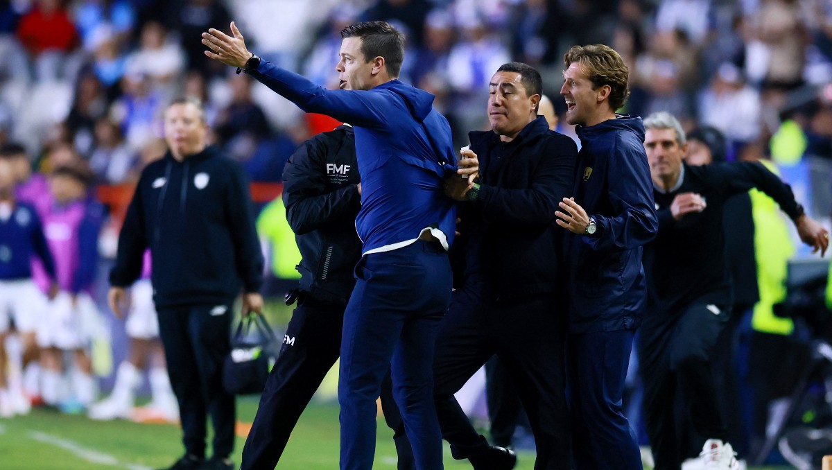 Equipos técnicos Pumas y Pachuca protagonizaron bronca tras empujón de Efraín Juárez a Esteban Solari (Reuters)