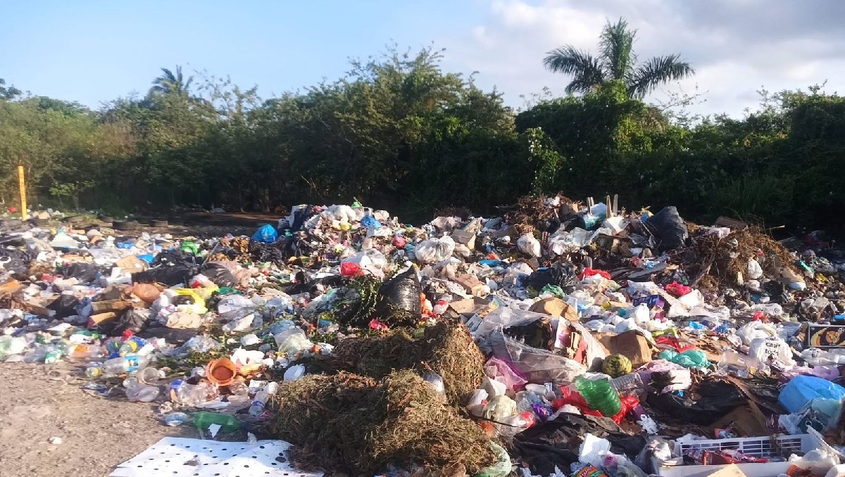 La falta de recolección de basura en el lote 71 de Pueblo Viejo provocó acumulación de desechos. (Mario Juárez)