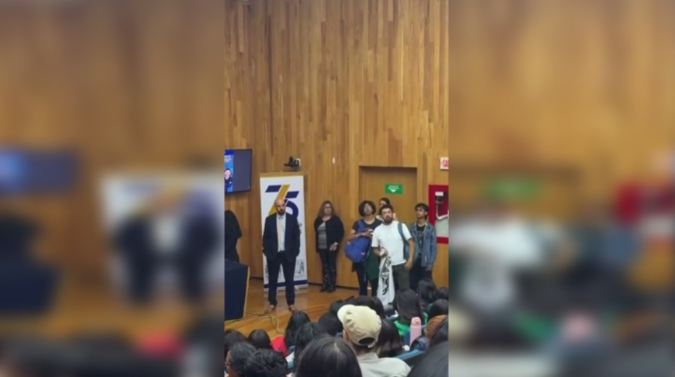 Un manifestante calificó al secretario como “traidor”. (Foto: especial)