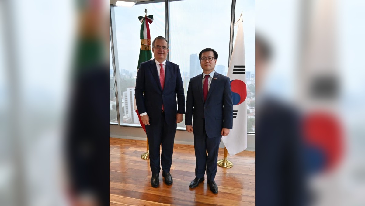 Marcelo Ebrard, y el ministro de Comercio de Corea del Sur, Yeo Han-koo. | Foto: @SE_mx