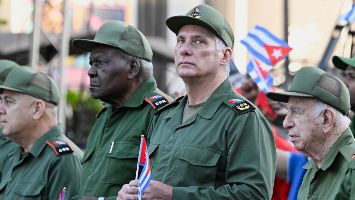 Miguel Díaz-Canel y funcionarios del gobierno asisten a una ceremonia en Cuba. | Reuters