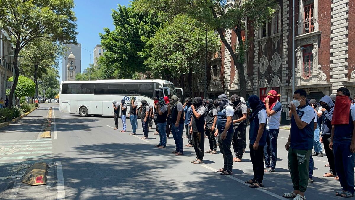 Normalistas piden que se otorguen plazas para los estudiantes egresados | Especial