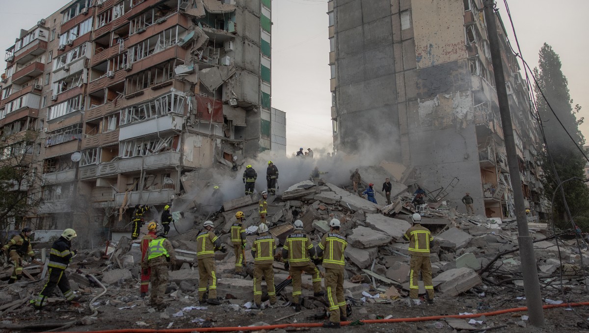 Personal de emergencias acude a edificio residencial en Kiev para rescatar afectados | Foto: AFP