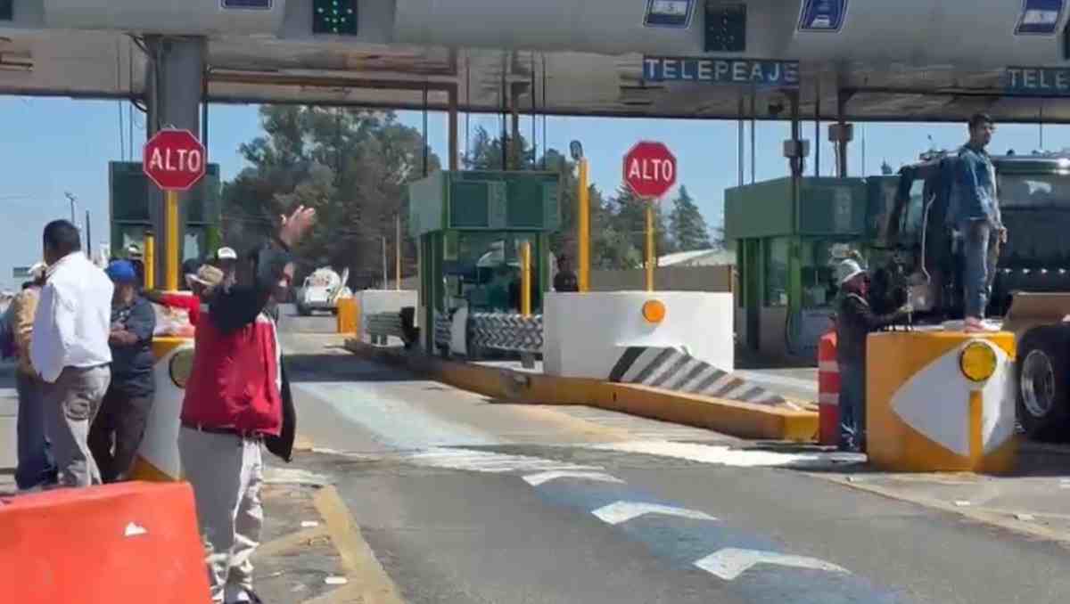 Pobladores de Mina México levantaron plumas en la caseta El Dorado y permitieron libre paso vehicular. Foto: Mellissa López